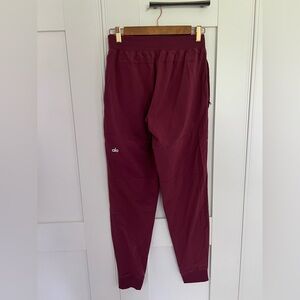 ALO YOGA  Nylon full length co-op pants burgundy size small joggers